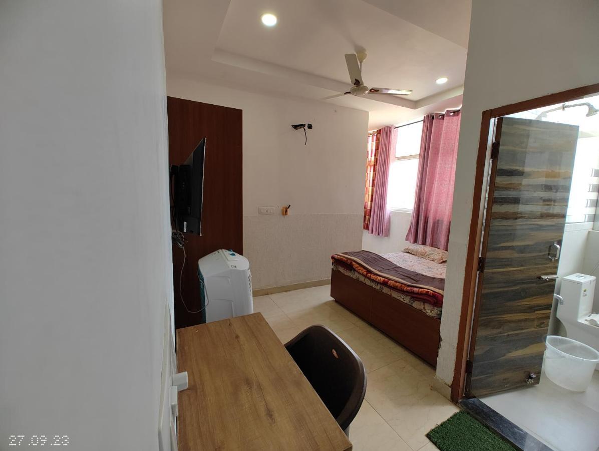 Hotel Yolo- Chandīgarh Exteriör bild
